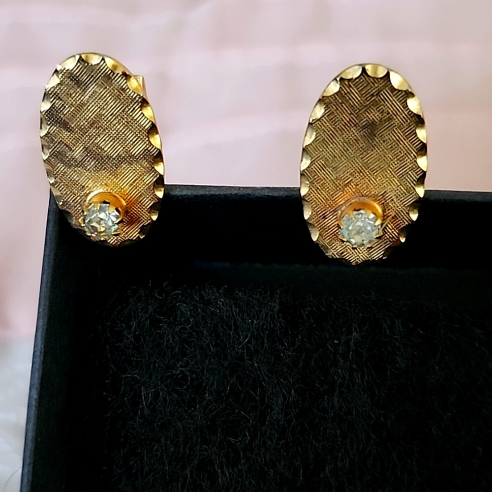 Gold cuff links